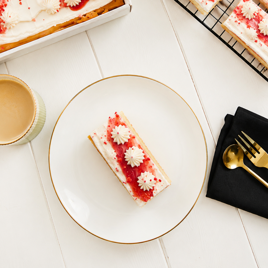 strawberry-cream-traycake