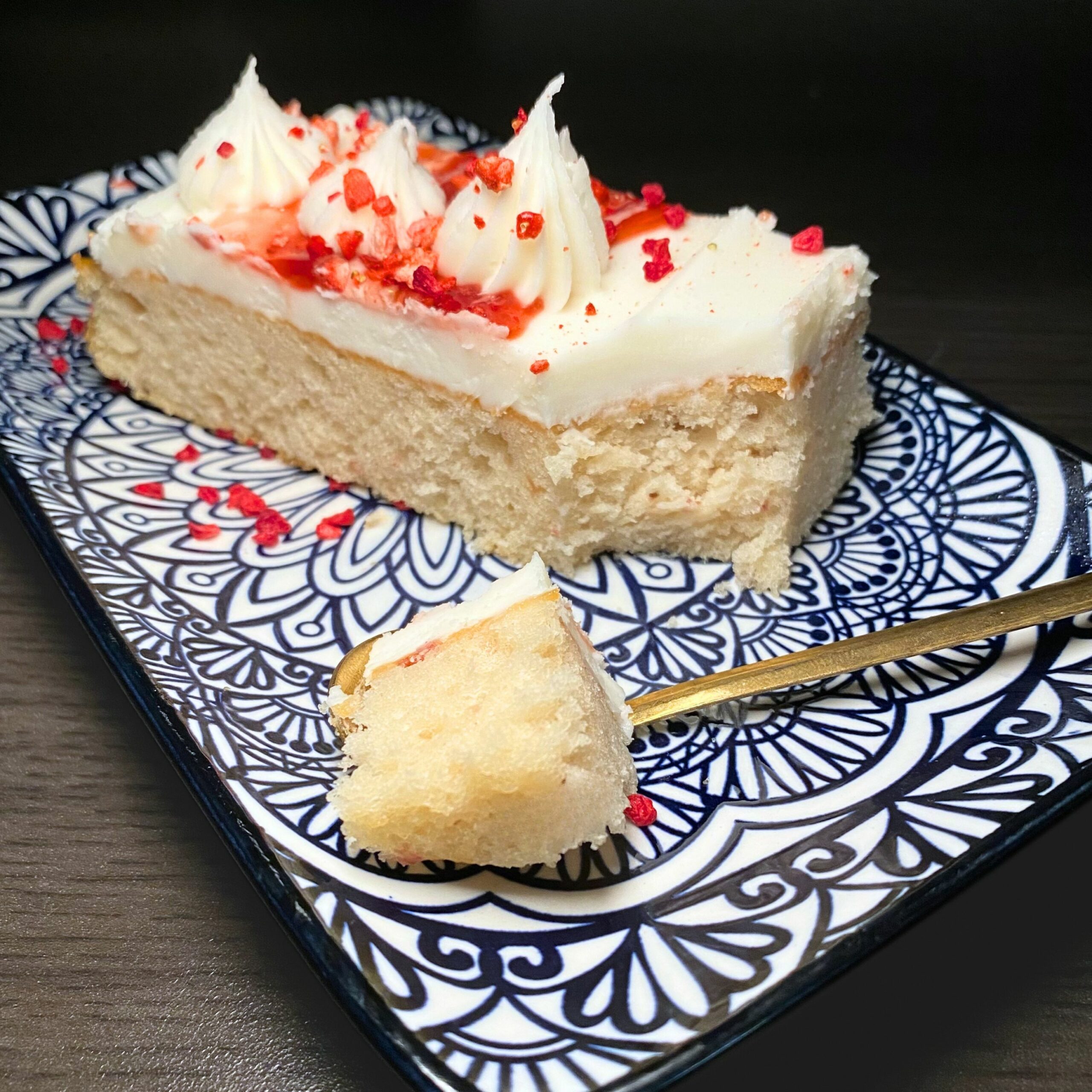 strawberry-traycake-sliced